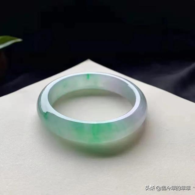 85年属牛女戴翡翠手镯,怎样看翡翠手镯带着是否合适？