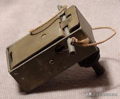 比如美军的m1型松发引信,上图是它配合tnt炸药盒的使用方法,设置好了
