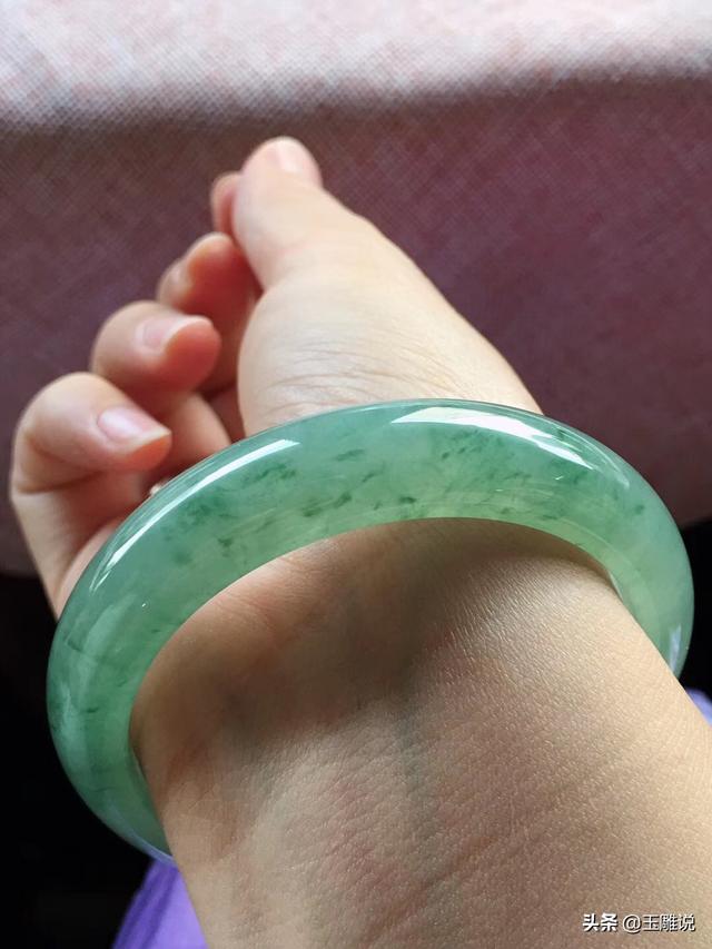 一万左右的玉镯子图片,云南翡翠手镯一万多可信吗？