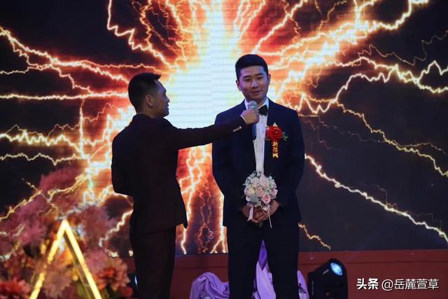 周弋楠婚礼现场:婚礼现场我岳父母要参加，可我家风俗是他们不能参加，要答应吗？