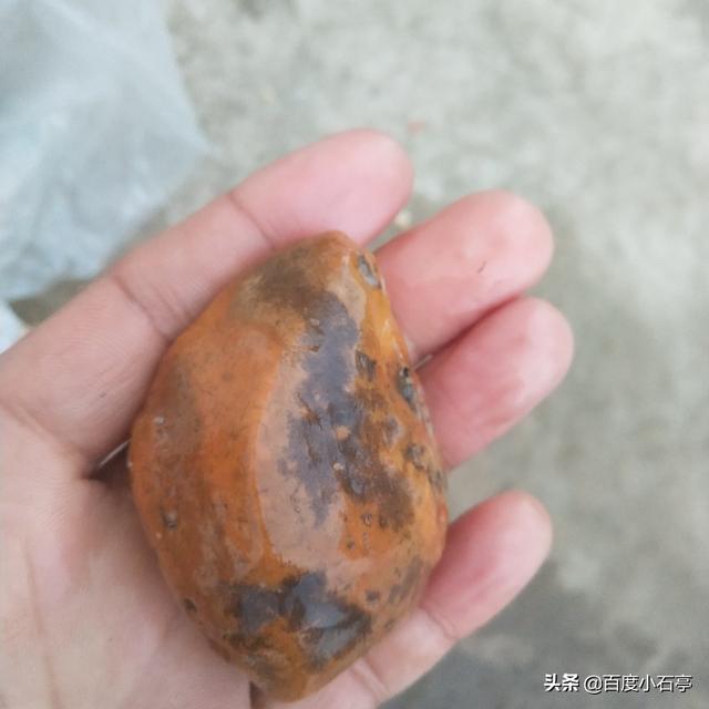 新疆羊脂白金丝玉值钱吗,新疆金丝玉，有人说不值钱，是真的吗？