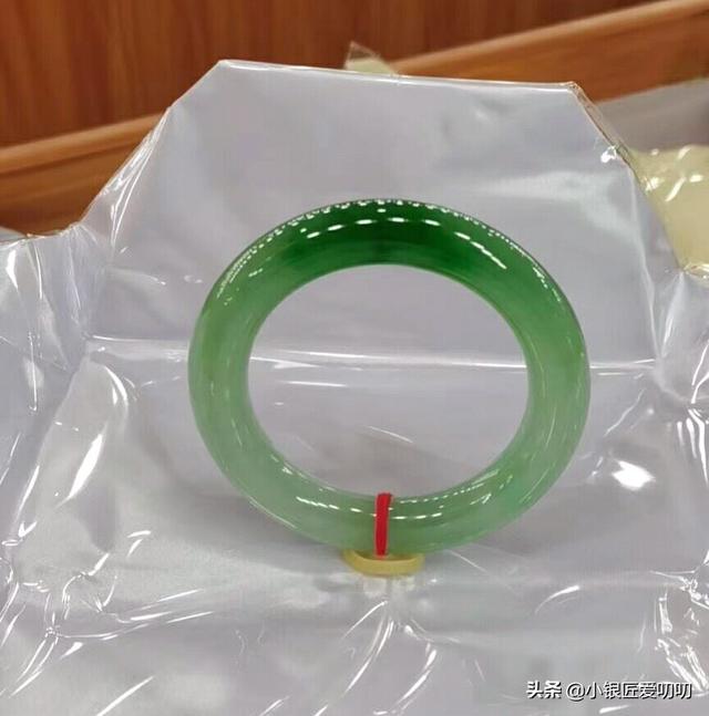 20万以上的玉镯图片,为什么这样的手镯值100万？