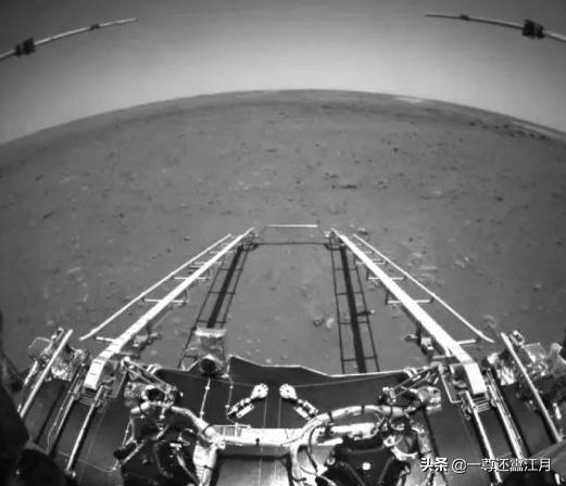 中国首张火星表面照片来了！为什么用了4天,而美国只用20分钟？