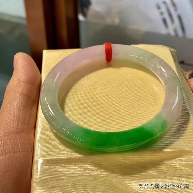 一个玉镯子多少钱,一个翡翠手镯一般多少钱？