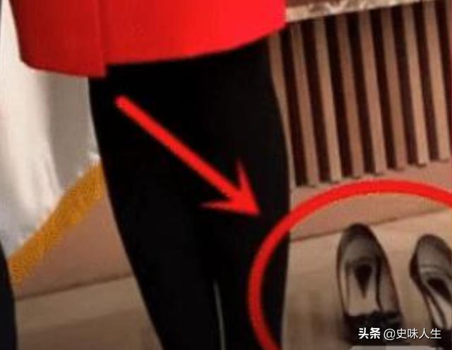 细节见人品,塞尔维亚美女专家偷偷脱高跟鞋,与中国援塞专家合影,你怎么看？