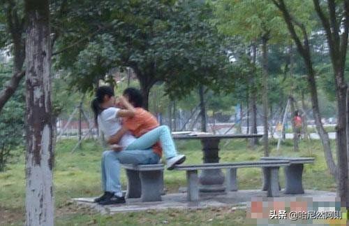 公共场所,对面座位的小情侣举止太亲昵,你是若无其事玩手机,还是装作没看见走开？