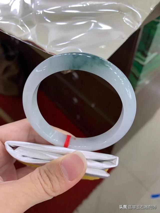 1万左右翡翠手镯图片,一万五预算，能买个什么样的玉镯？