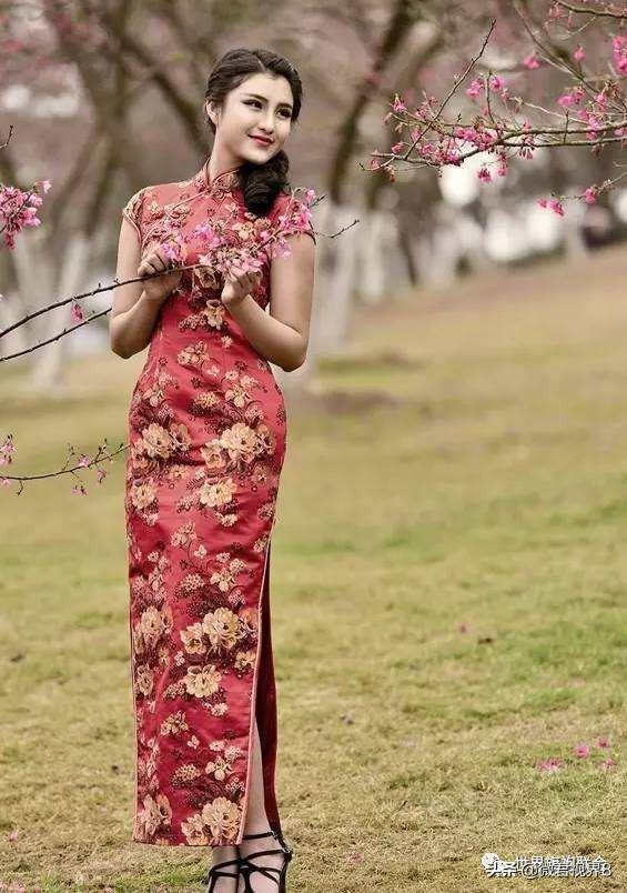 关婷娜胸照:三围稍欠，穿旗袍拍户外人像怎样才能出效果？