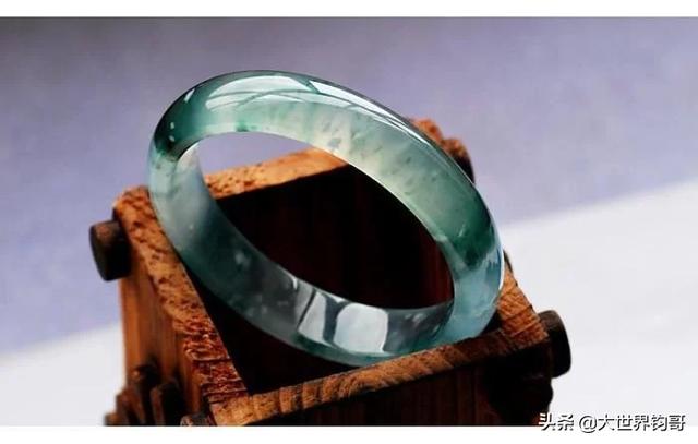 如何挑选翡翠,飘花翡翠很美，但如何挑选出最美的？