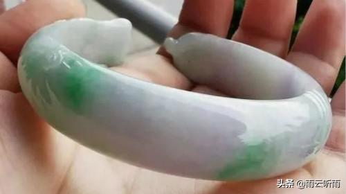 翡翠手镯常见裂痕图片,翡翠手镯有裂缝用双养水能清除吗？