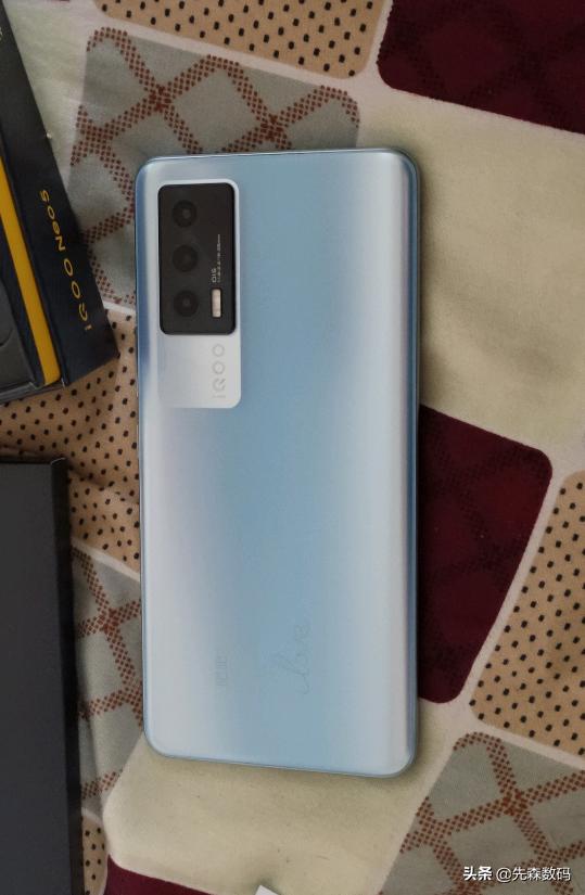 不打游戏,256内存刚需,续航好点,屏幕正常的手机,realmegt neo和iqooneo5选哪个？