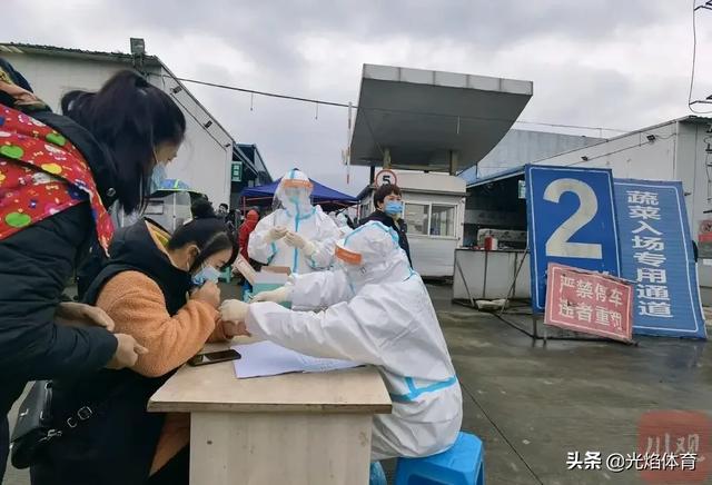 成都何兴丽家人:成都一个52岁的大叔带着92岁的母亲一起送货，你怎么看？