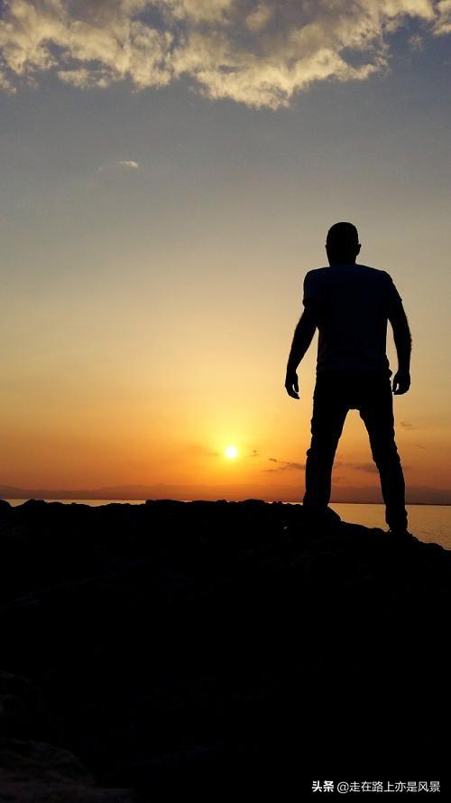 头条问答 - 走夜路老是感觉身后有人,时不时回头看,当时你心里有什么