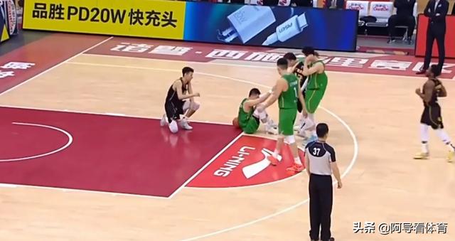 郭艾伦与赵岩昊同时倒地，为什么冯欣不拉队友，而是扶起艾伦呢？