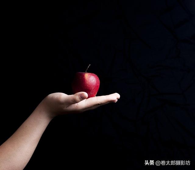 光圈越小比如f10甚至更小,加上闪光灯保证光线,这样面部会不会更加清晰？与大光圈拍出来细节差别大吗？