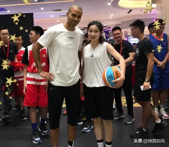 帕克中国行和美女球员单挑上演“袭胸”防守,球迷调侃：这防守太劲爆。对此你怎么看？