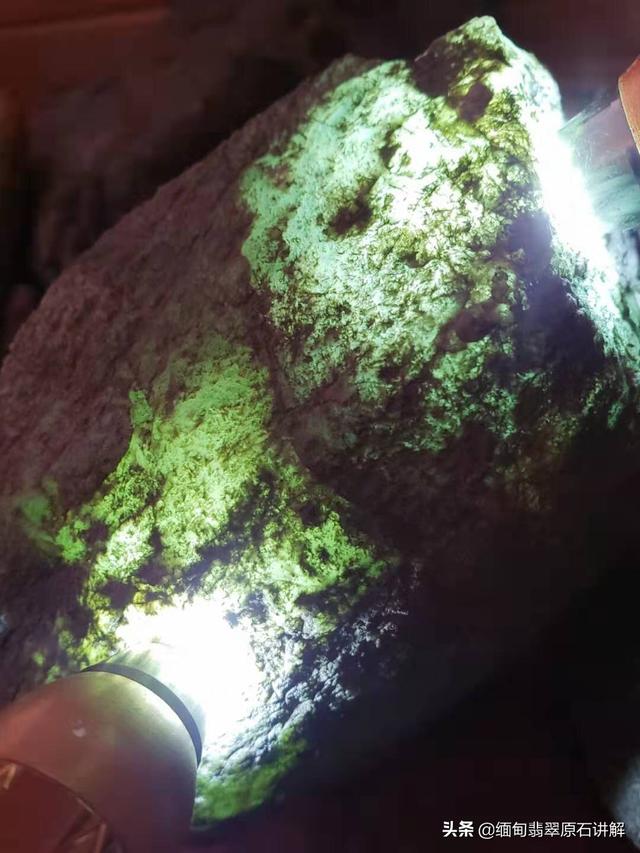 翡翠原石黑色皮壳,怎样才能判断一块翡翠原石可不可以切呢？