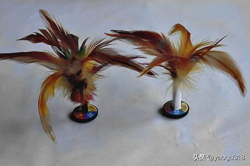 给我印象最深的就是杀鸡后,用鸡毛和铜钱自制的鸡毛毽子,一年四季都