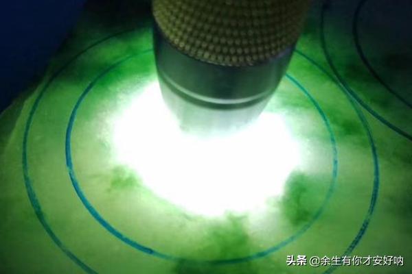 玉石真假鉴别用荧光灯,用手电筒鉴别玉石的经验分享？