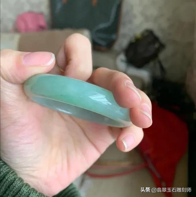翡翠科普,翡翠戴久了会变绿，这是怎么回事？