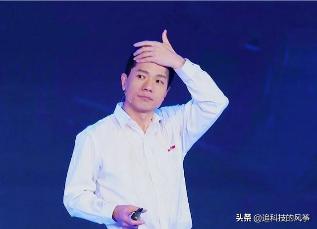 程冠旗在李彦宏头上浇水目的何在？是百度公司的炒作,还是个人炒作博大众眼球？