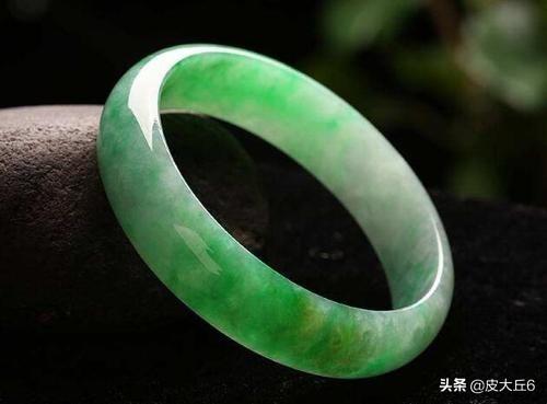 翡翠白月光手镯会变种吗,糯种翡翠手镯戴久会变透吗？