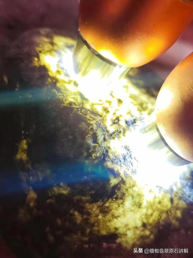 玻璃种翡翠原石打灯图片,如何利用灯光来判断翡翠原石雾色的深浅？