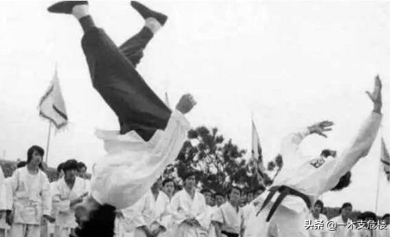 李小龙简介:如果李小龙还活着，那他能超越成龙，周星驰，周润发，等明星吗？