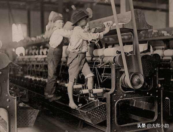 我们在中学历史课上都学过,珍妮纺纱机开启了英国的工业革命