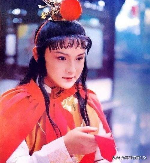 叶全真欲在烧:《红楼梦》里藕官清明节在大观园烧纸祭奠谁宝玉骂她了吗