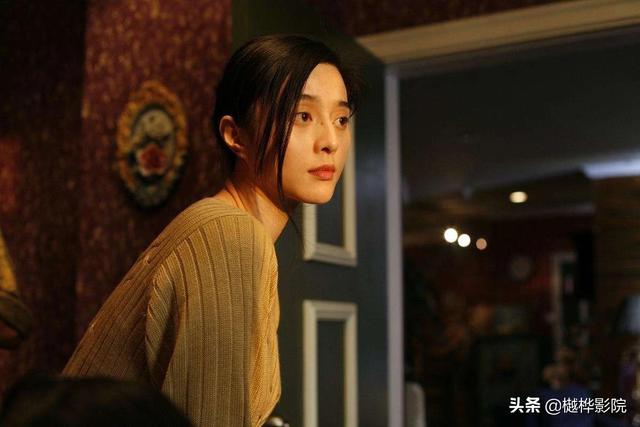 一日刘苹果喝得酩酊大醉.