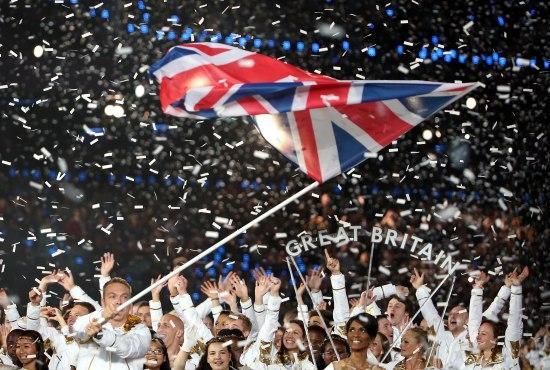 英国王室收入:英国王室每年挥霍上亿英镑，为何人民不推翻他们，反而选择纵容？