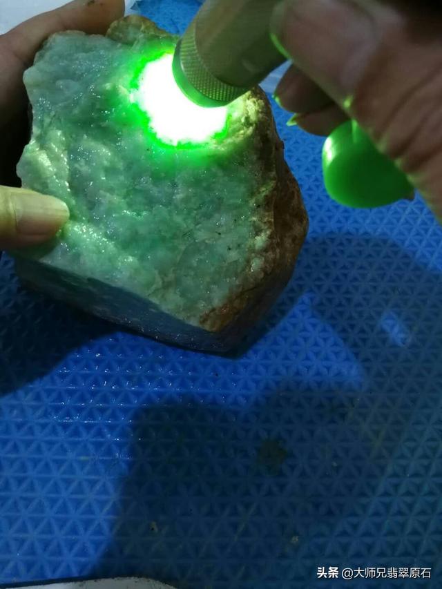 翡翠手镯发黄了怎么恢复,翡翠手镯绿色上面出现了黄色怎么回事啊？