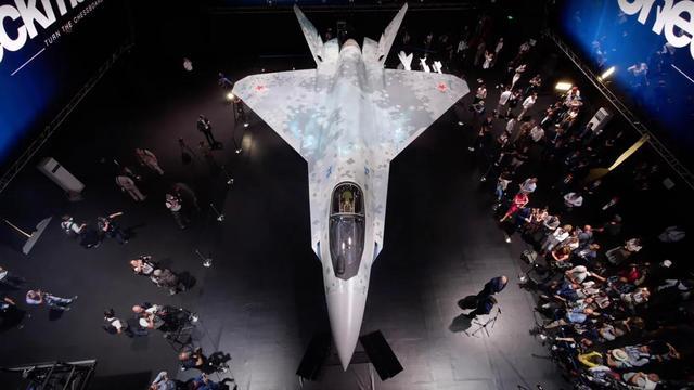 苏-57还没搞定,俄罗斯隐身棕子机又现身航展,美国人如何看？