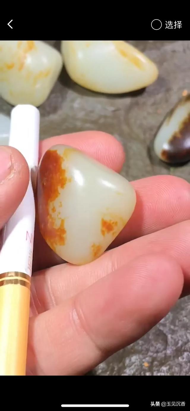 新疆和田玉有几种颜色,和田玉皮色一定有色根吗？如何挑选和田玉？