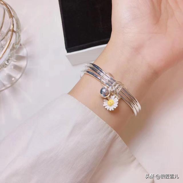 手镯佩戴图片,35岁有一对银手镯怎么戴好看？