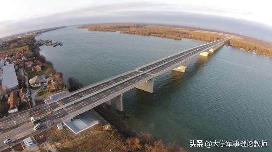 塞尔维亚人:疫情严重时期，塞尔维亚6000人聚众绝食抗议！你觉得过分吗？