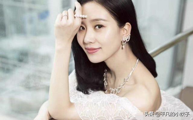 杨幂深夜赴美容院:杨幂粉色旗袍加马尾辫被吐槽装嫩，三十多岁还少女装扮，你怎么看