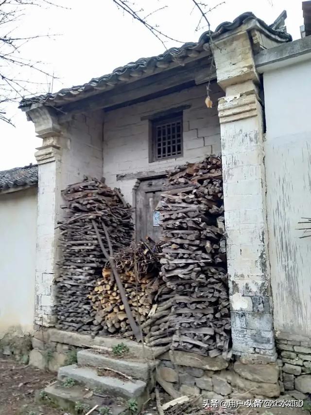 老师请帮忙如何为怀念老家故居作一首诗？