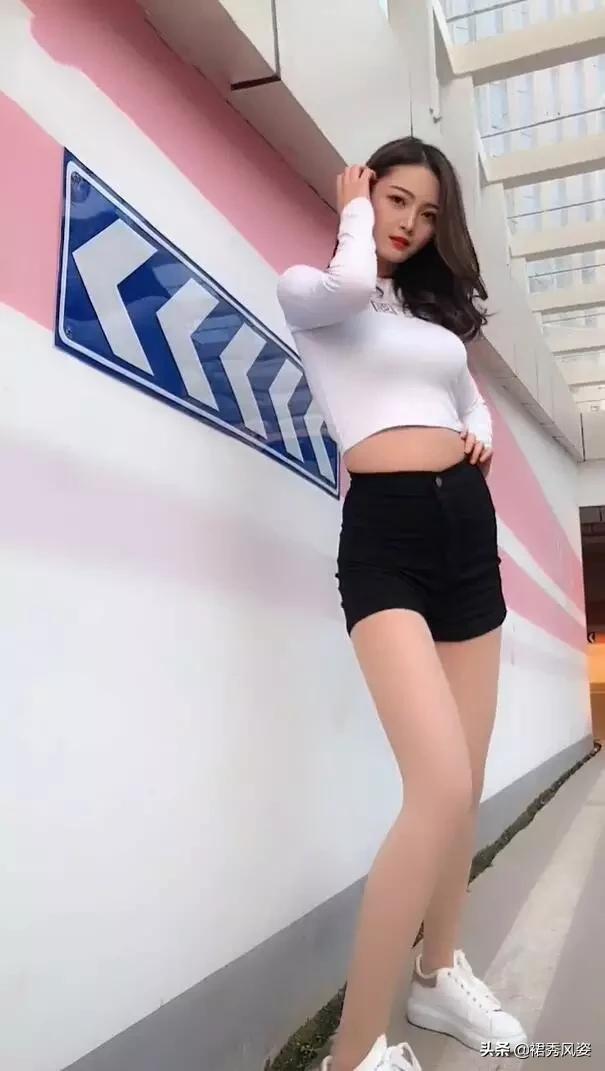肉色长丝袜,穿肉色丝袜搭配什么鞋显年轻？