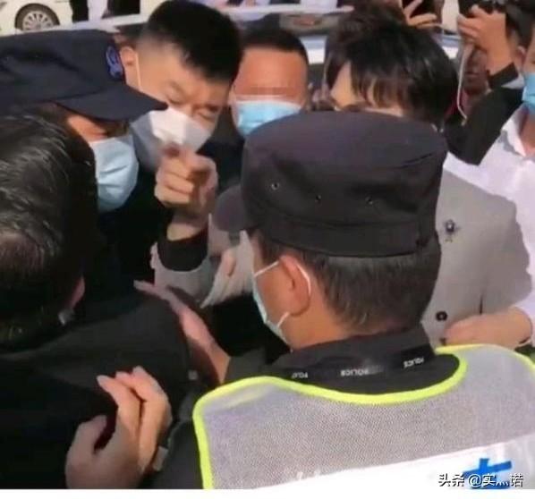 保安携哈士奇巡逻照片走红:最近看到某网红和保安起冲突，大家怎么看？ 警犬哈士奇巡逻