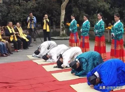 抱狗坐公交下跪磕头:死刑犯临刑前会见近亲属时要儿子按乡俗下跪给自己磕头，可以吗？