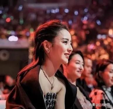 佟丽娅陈思成结婚照:谭晶晒与陈思诚佟丽娅合照，夫妻俩人到底离没离婚？