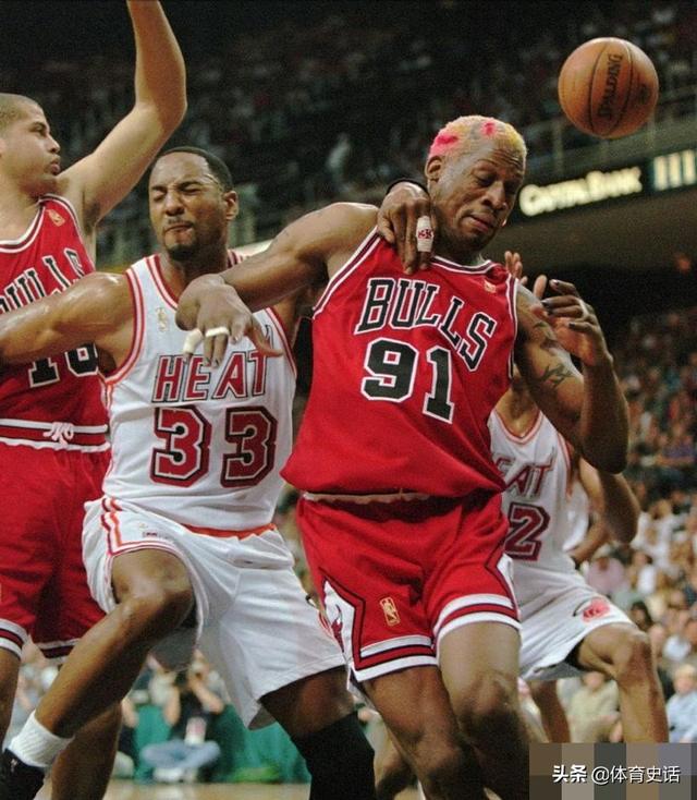 大虫罗德曼当年在公牛队场均只有5分，他为什么能和当年的乔丹皮蓬并称为三巨头？插图40