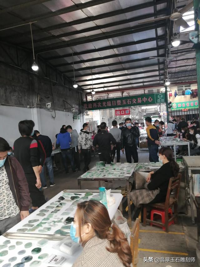 糯冰翡翠玉镯一般价格在,我这赌石开出的糯冰玉佛，能值多少钱？