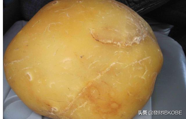 关于玉石的资料,玉,为什么戴时间久了,颜色会变深？