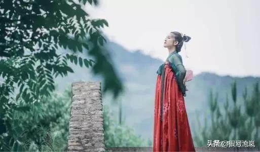 青青子衿,悠悠我心。子衿是什么？本诗是借代,还是借喻？
