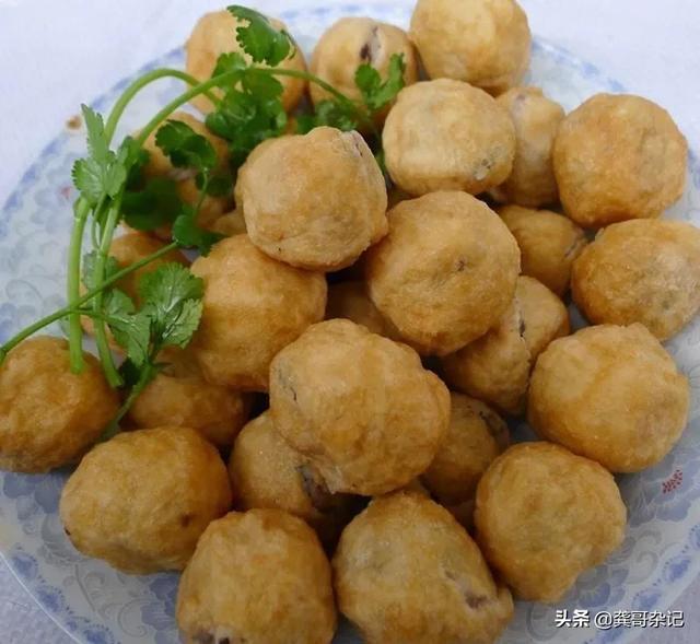 广西食人鱼图片:鞍山一男子小区附近钓鱼，发现一只鳄鱼正盯着自己, 你怎么看？