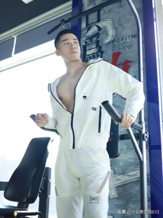 男星肌肉:为什么有的年轻人喜欢肌肉男