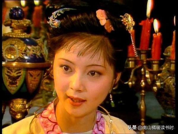 《红楼梦》里,薛宝钗为什么称呼王熙凤为凤丫头？
